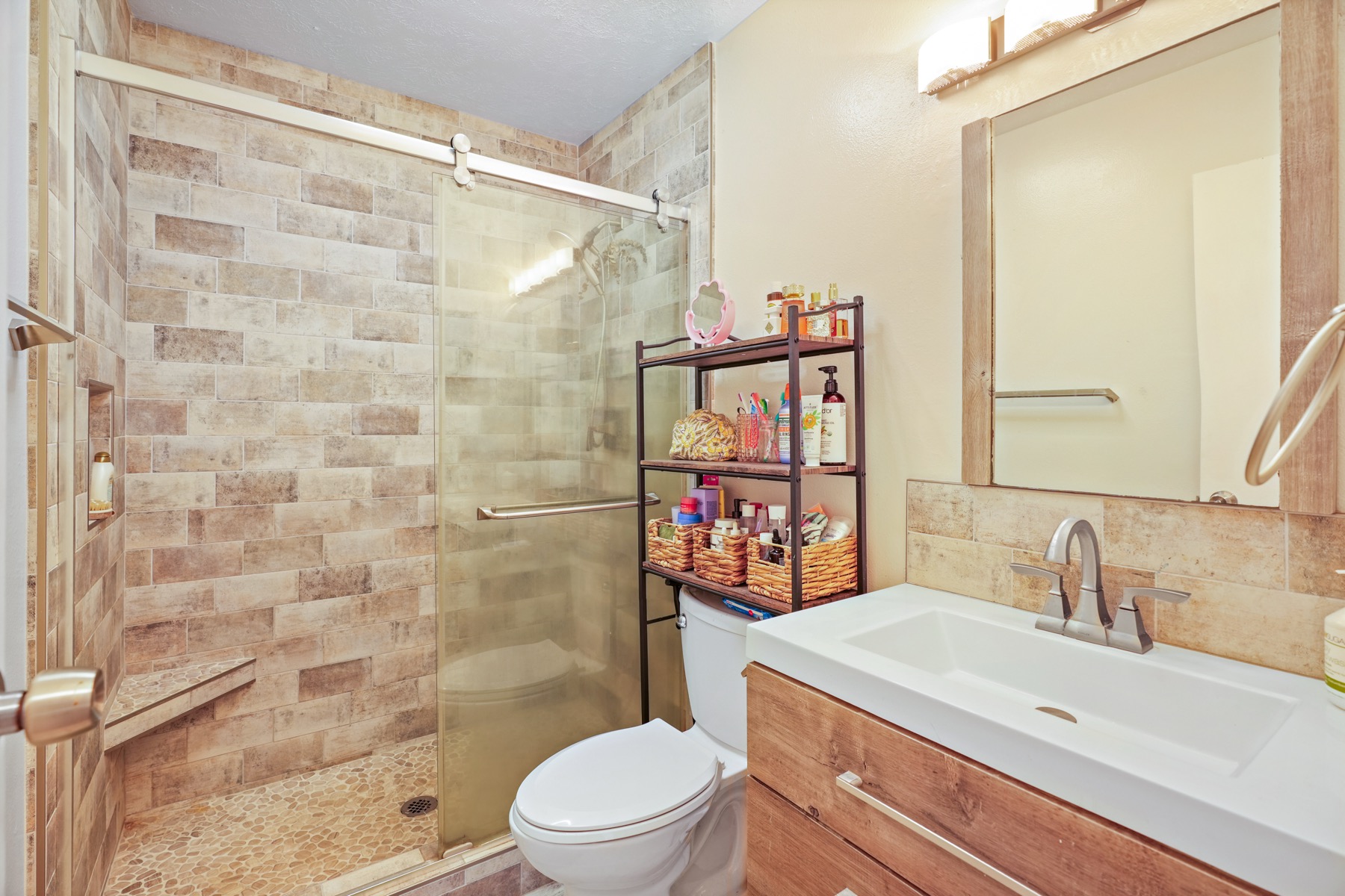 4461 Kamoa Road, Unit F21 Kapaa, HI 96746 - Photo 11 of 20 a bathroom with a sink a toilet and shower