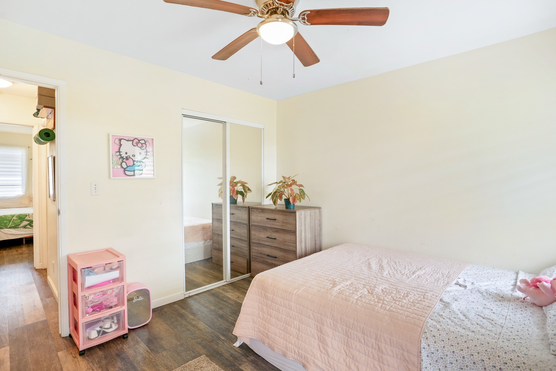 4461 Kamoa Road, Unit F21 Kapaa, HI 96746 - Photo 14 of 20 a bedroom with a bed and a chandelier