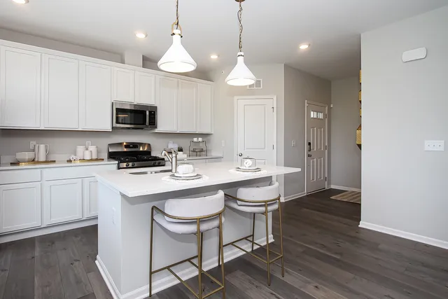 $319,990 | 324 Kingsport Drive, South Elgin, IL 60177