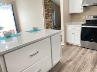 9547 Highland View Drive Dallas, TX 75238 - Photo 4 of 19 Breakfast bar in kitchen