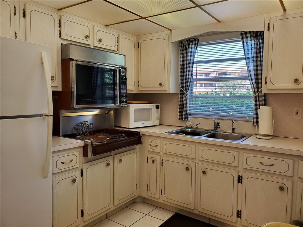 5300 Washington Street, Unit H136 Hollywood, FL 33021 - Photo 11 of 38 a kitchen with stainless steel appliances granite countertop a sink stove and refrigerator