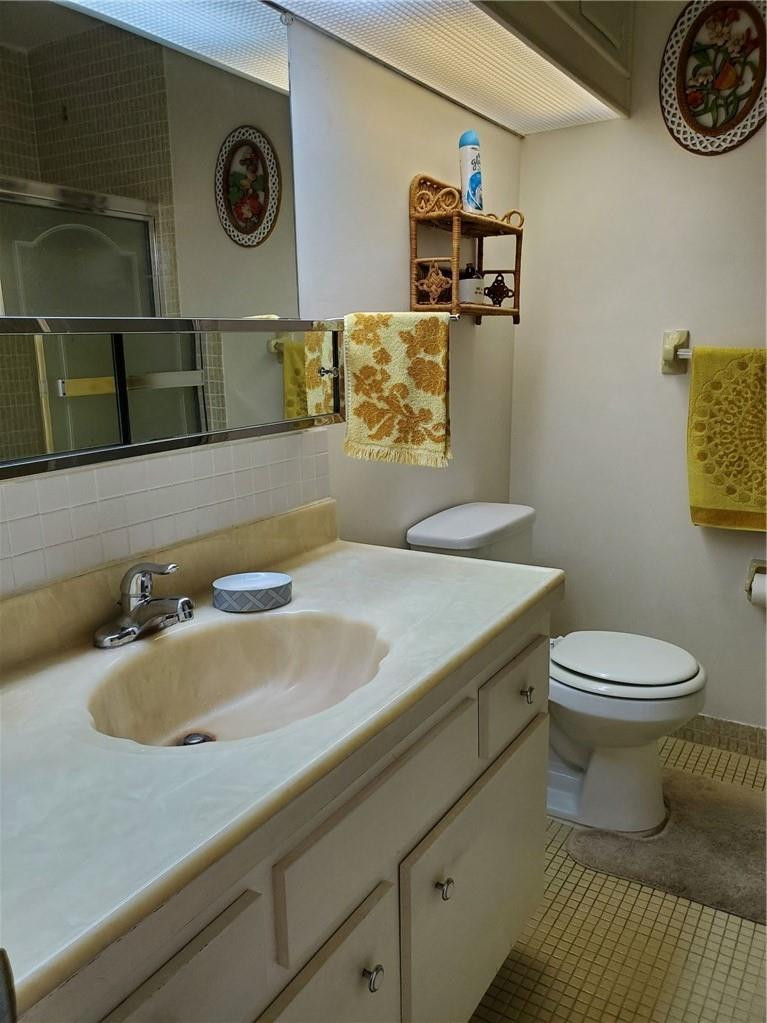 5300 Washington Street, Unit H136 Hollywood, FL 33021 - Photo 20 of 38 a bathroom with a sink and a toilet