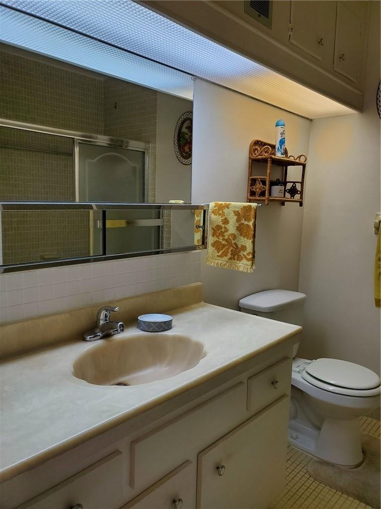 5300 Washington Street, Unit H136 Hollywood, FL 33021 - Photo 21 of 38 a bathroom with a sink and a toilet