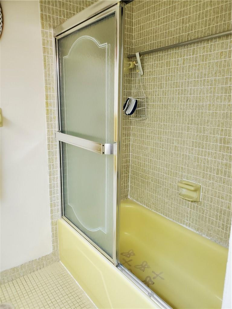 5300 Washington Street, Unit H136 Hollywood, FL 33021 - Photo 22 of 38 a bathroom with a bathtub and shower