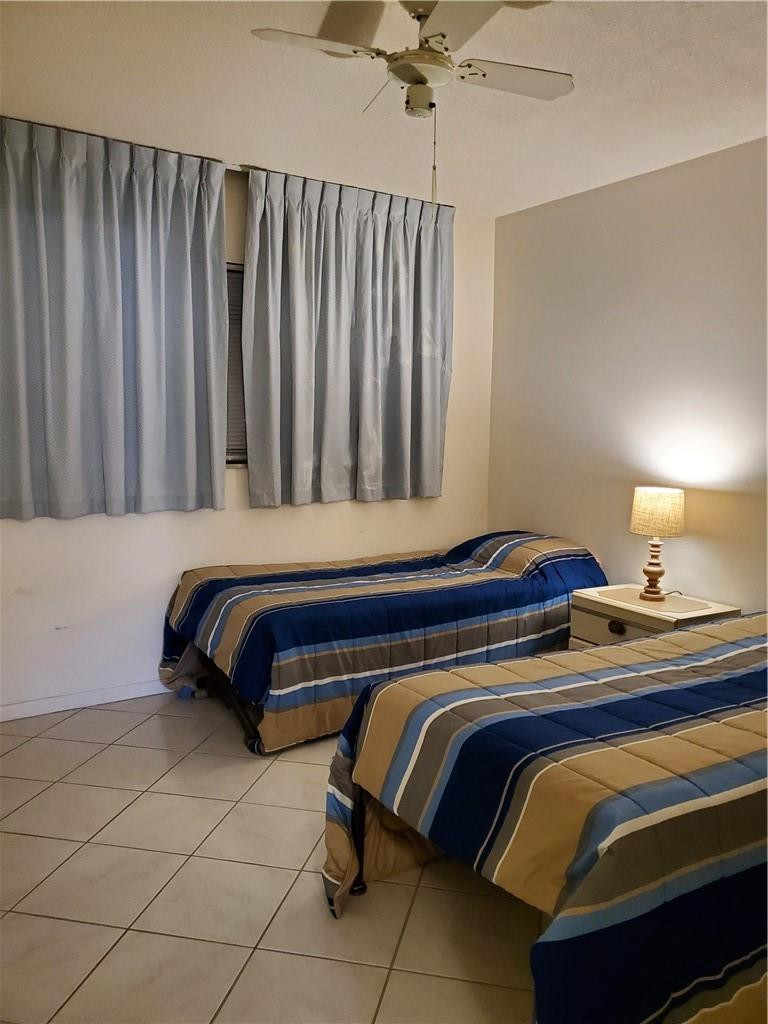 5300 Washington Street, Unit H136 Hollywood, FL 33021 - Photo 24 of 38 a bedroom with a bed and a lamp
