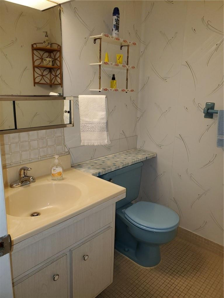 5300 Washington Street, Unit H136 Hollywood, FL 33021 - Photo 26 of 38 a bathroom with a sink a toilet and mirror