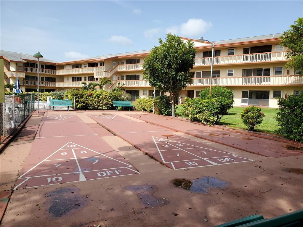 5300 Washington Street, Unit H136 Hollywood, FL 33021 - Photo 32 of 38 a view of a large building