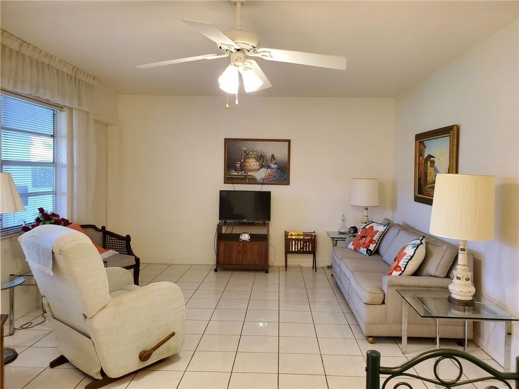5300 Washington Street, Unit H136 Hollywood, FL 33021 - Photo 6 of 38 a living room with furniture and a table