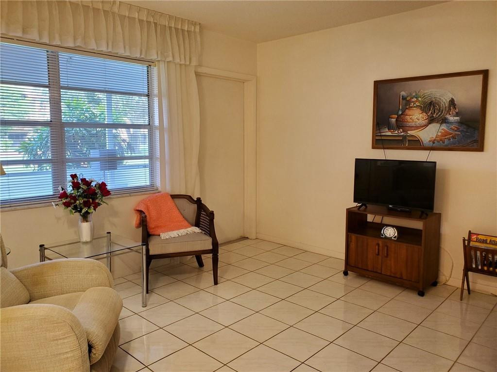 5300 Washington Street, Unit H136 Hollywood, FL 33021 - Photo 7 of 38 a living room with furniture and a flat screen tv