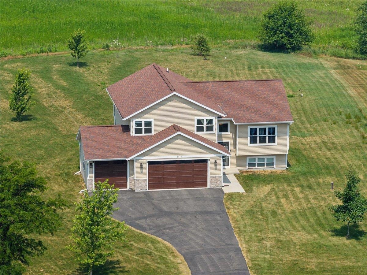 N8745 Hannah Road Belleville, WI 53508 - Photo 5 of 47
