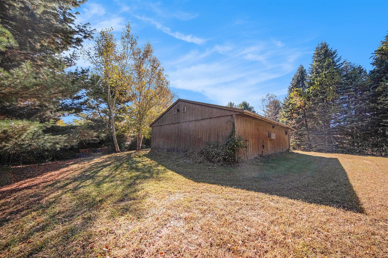 11480 North Adams Road North Adams, MI 49262 - Photo 4 of 28