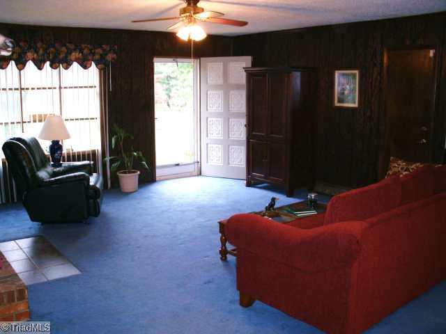 399 Cameron Road Lexington, NC 27295 - Photo 8 of 12 Living Room.