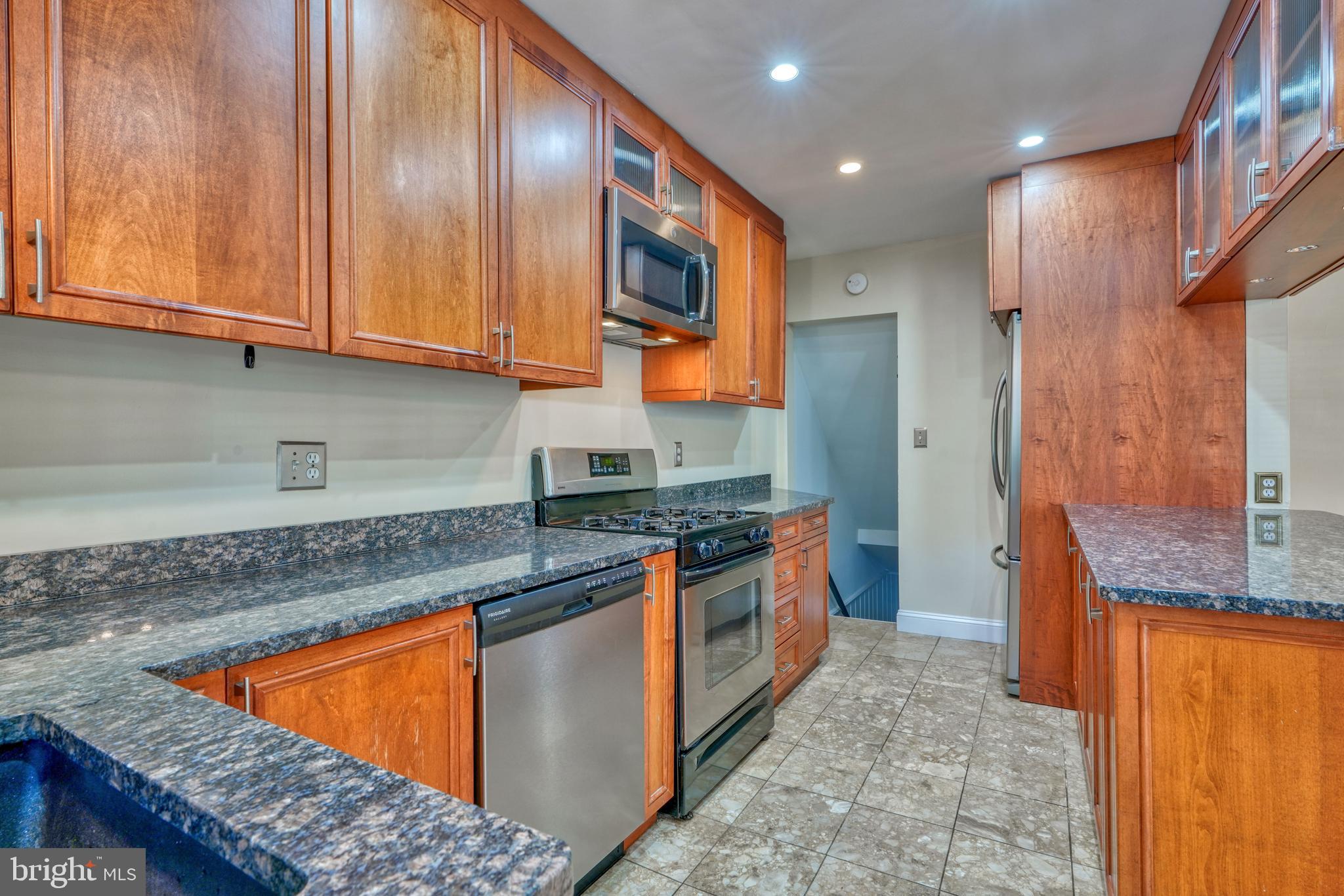 6473 Blenheim Road Baltimore, MD 21212 - Photo 26 of 57 Gas stove convenience