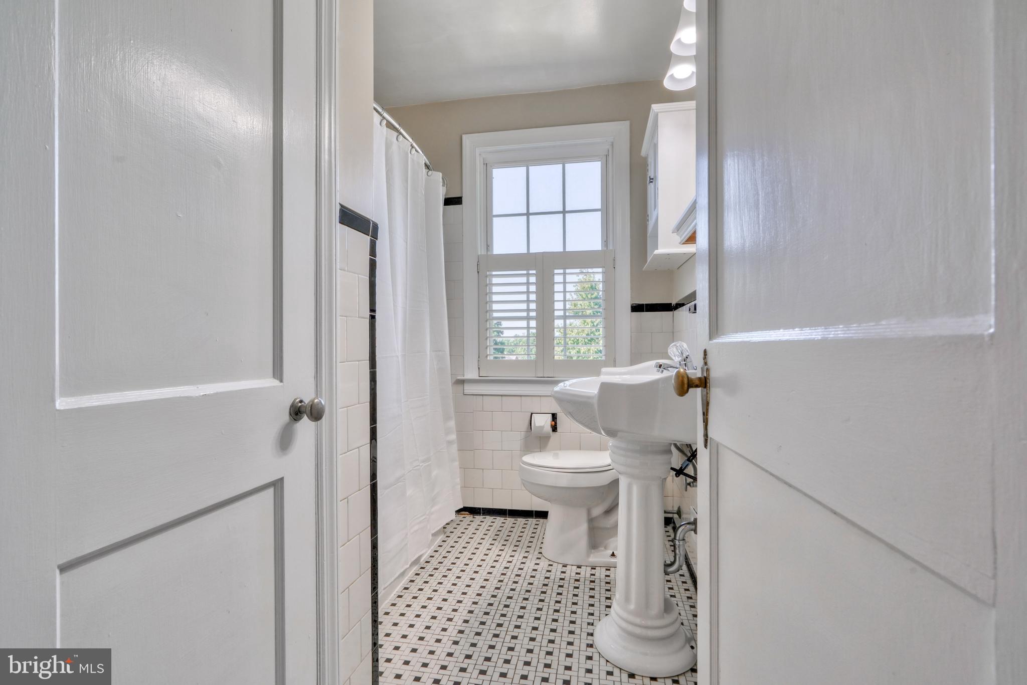 6473 Blenheim Road Baltimore, MD 21212 - Photo 36 of 57 Classic B/W Bathroom