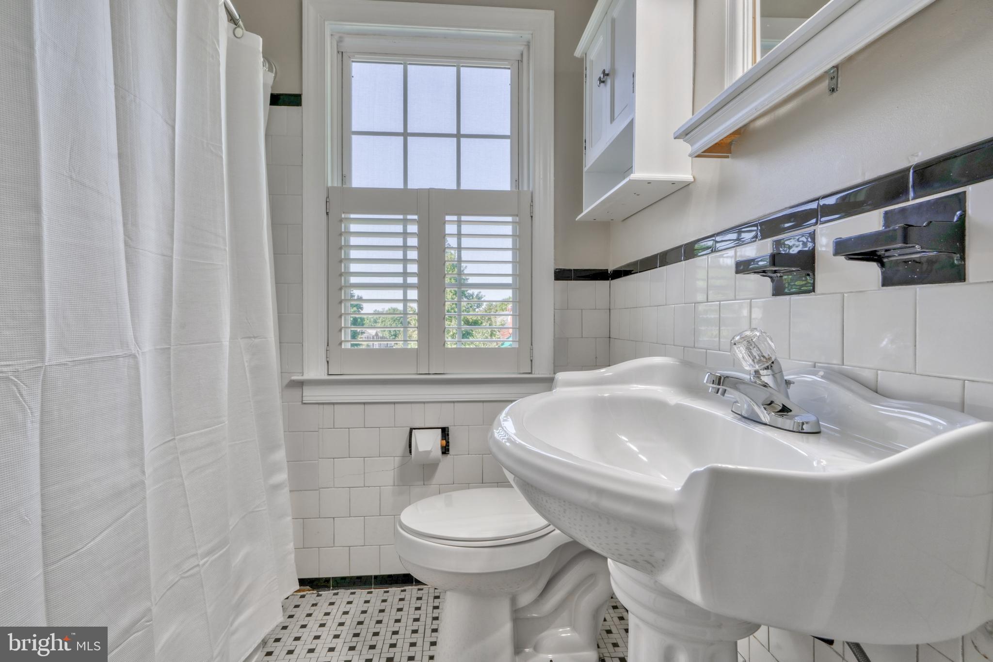 6473 Blenheim Road Baltimore, MD 21212 - Photo 37 of 57 Pedestal sink