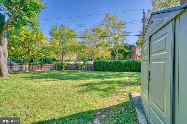 a view of a back yard