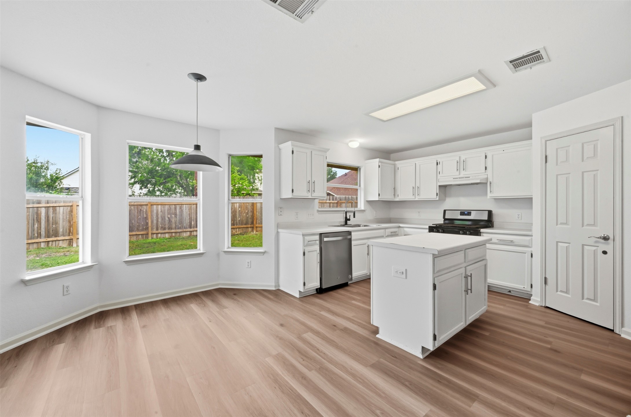 3629 Ruby Red Drive Austin, TX 78728 - Photo 11 of 35 Kitchen and breakfast nook with bay window