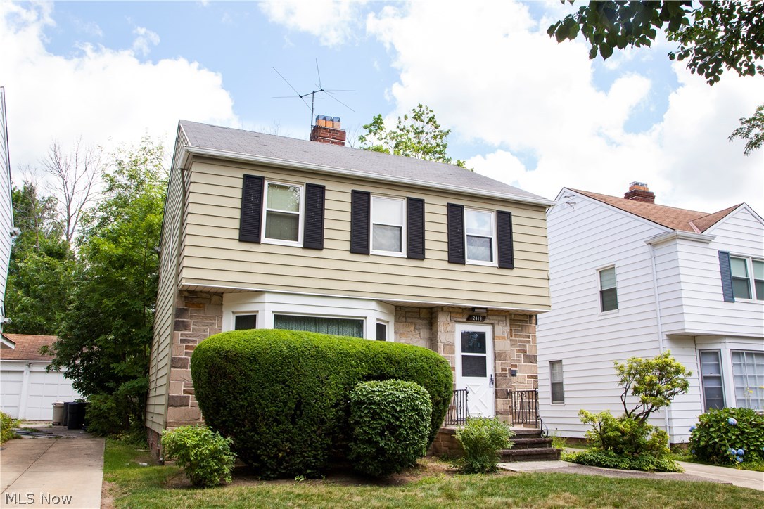 2419 Laurelhurst Road Cleveland, OH 44118 - Photo 3 of 13