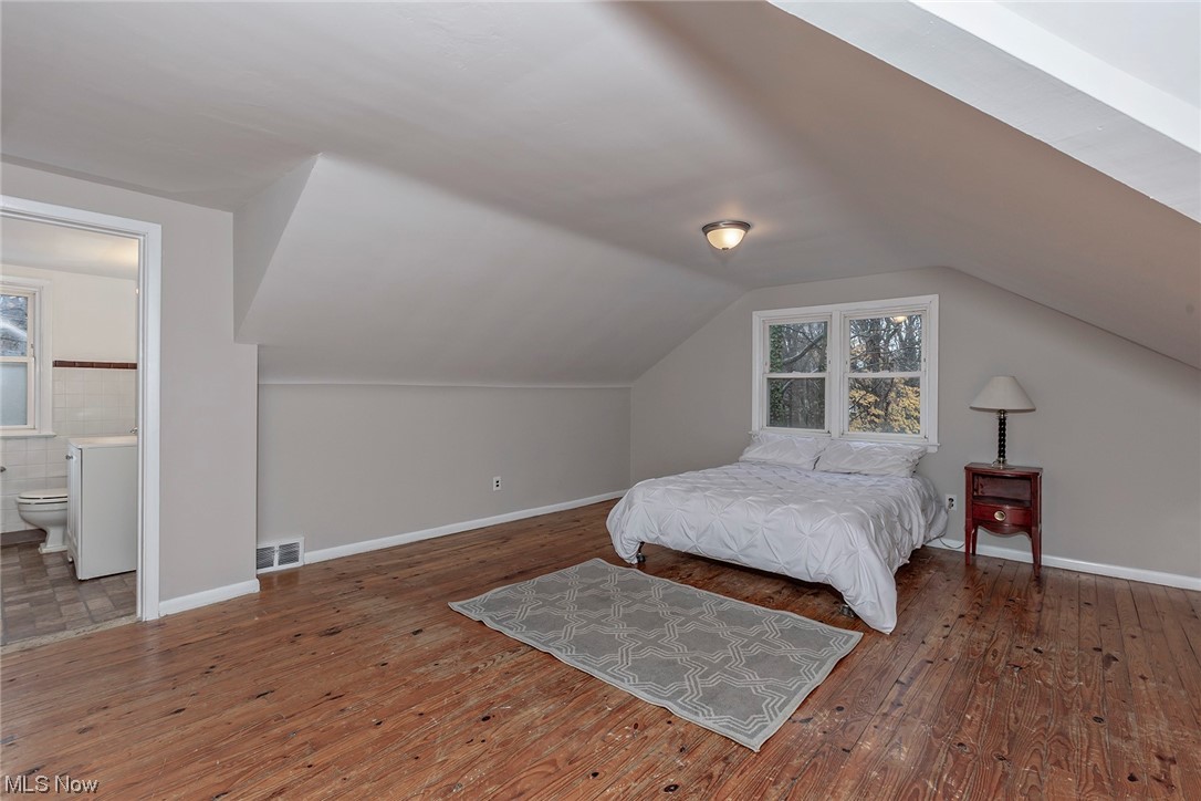 4402 Bayard Road South Euclid, OH 44121 - Photo 21 of 27 2nd floor Owners suite with hardwood floors and updated full bathroom