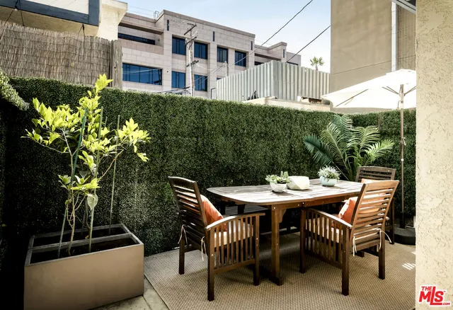 $1,095,000 | 1218 9th Street, Unit 8, Santa Monica, CA 90401