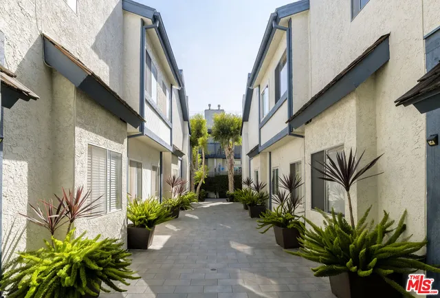 $1,095,000 | 1218 9th Street, Unit 8, Santa Monica, CA 90401