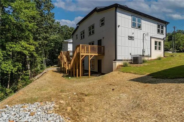 a view of a house with backyard and trees