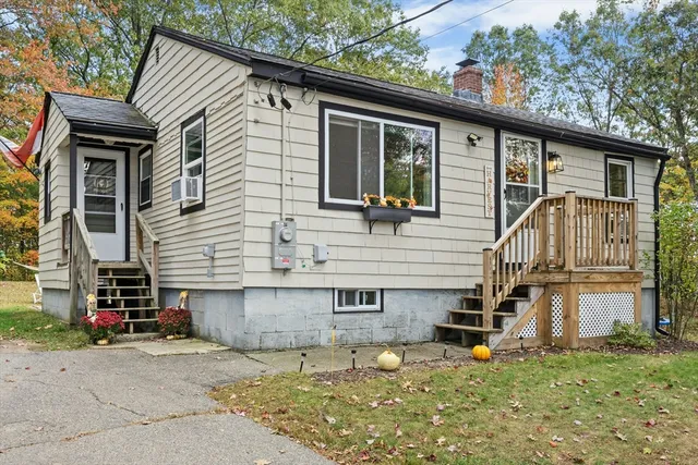 a view of a house with backyard