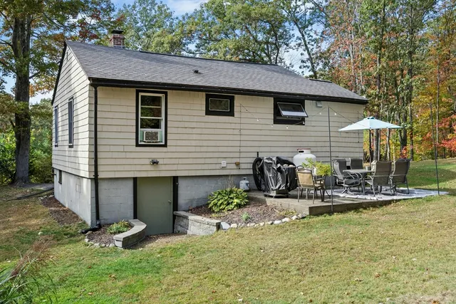 a view of a house with backyard