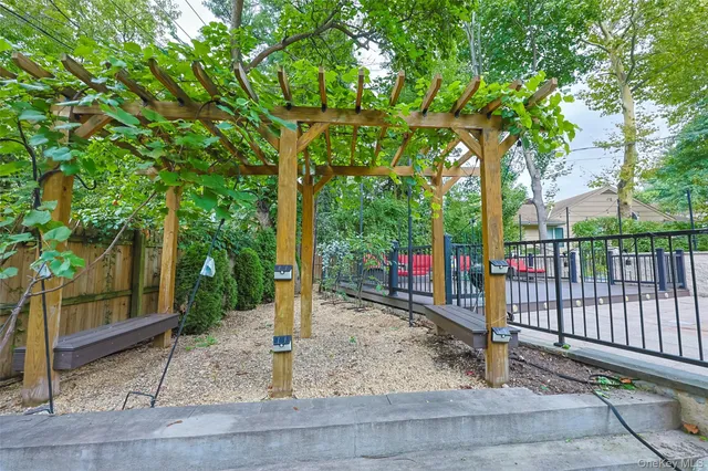 a view of a pathway with a house