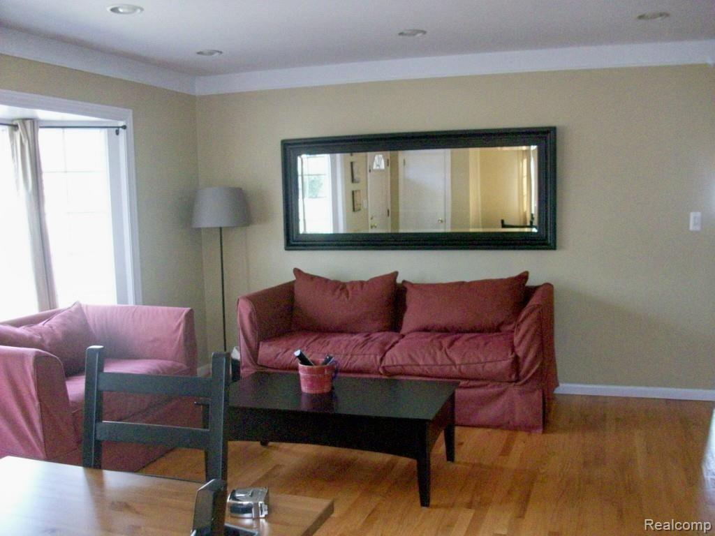 281 Reitman Court Rochester, MI 48307 - Photo 3 of 20 reitmann living room.jpg