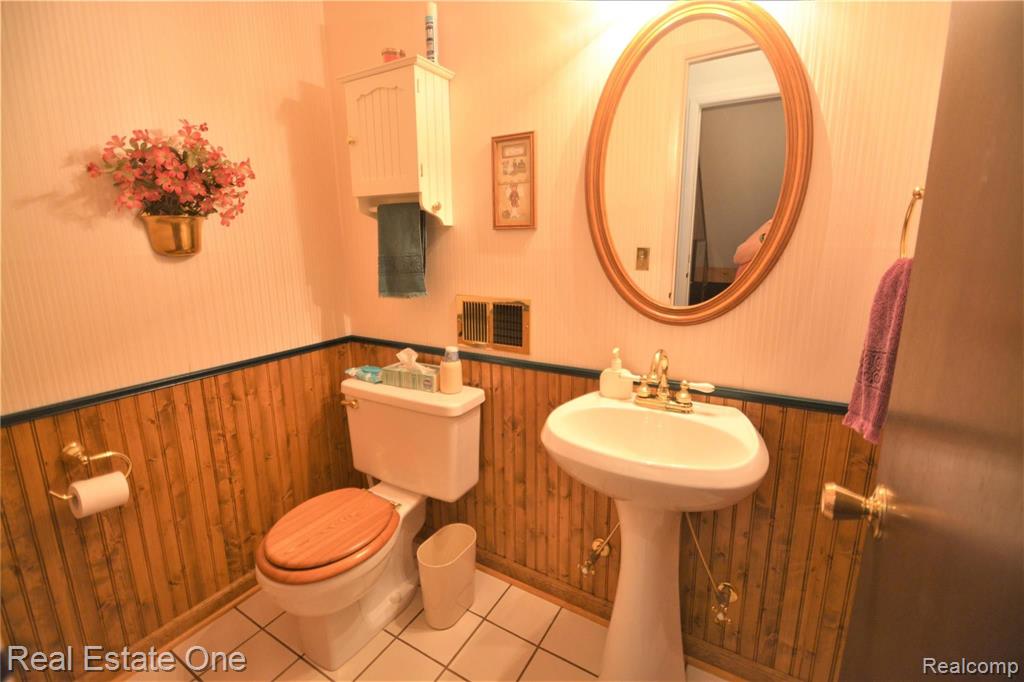 1387 Paddle Wheel Lane Rochester, MI 48306 - Photo 8 of 23