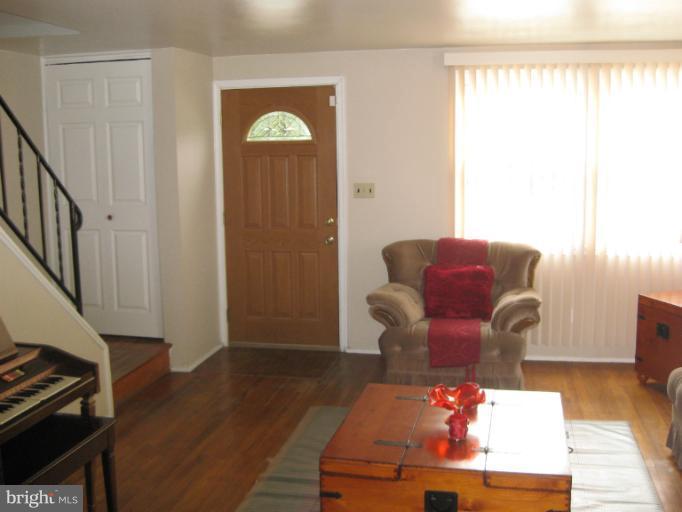 5247 Cedgate Road Baltimore, MD 21206 - Photo 12 of 26 Living Room