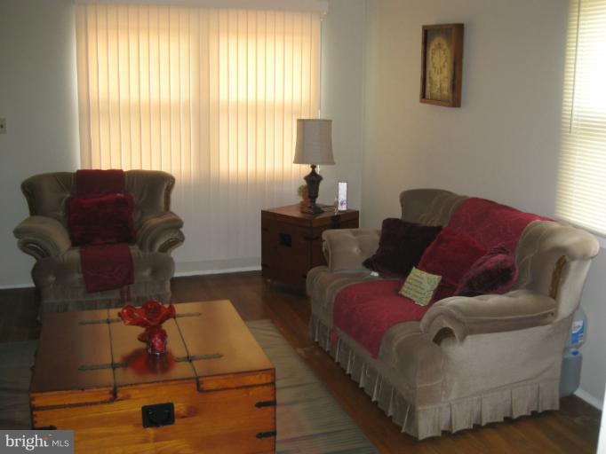 5247 Cedgate Road Baltimore, MD 21206 - Photo 20 of 26 Living Room