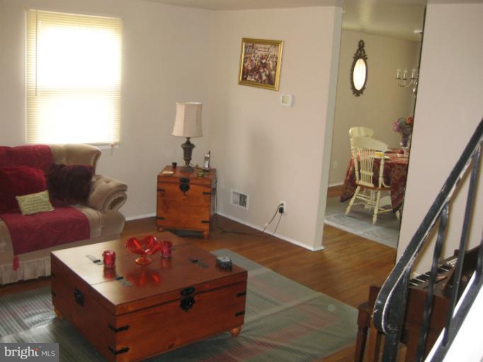 5247 Cedgate Road Baltimore, MD 21206 - Photo 3 of 26 Living Room