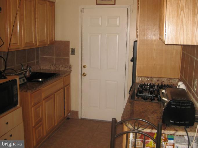 5247 Cedgate Road Baltimore, MD 21206 - Photo 10 of 26 Kitchen