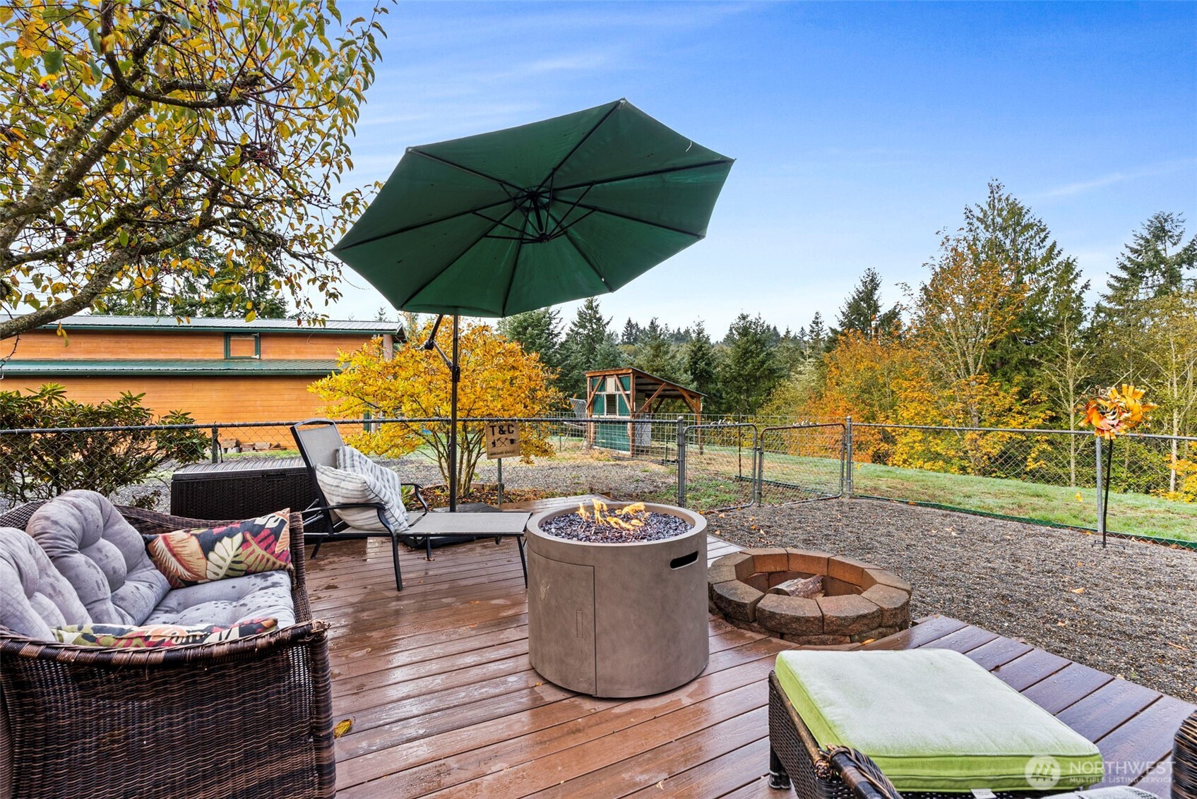 207 Ramsaur Road Centralia, WA 98531 - Photo 26 of 40 a view of a patio with couches chairs potted plants and city view