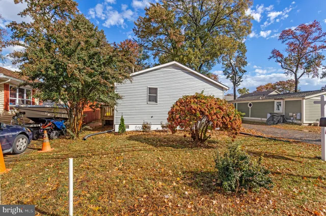 a view of a house with backyard and trees