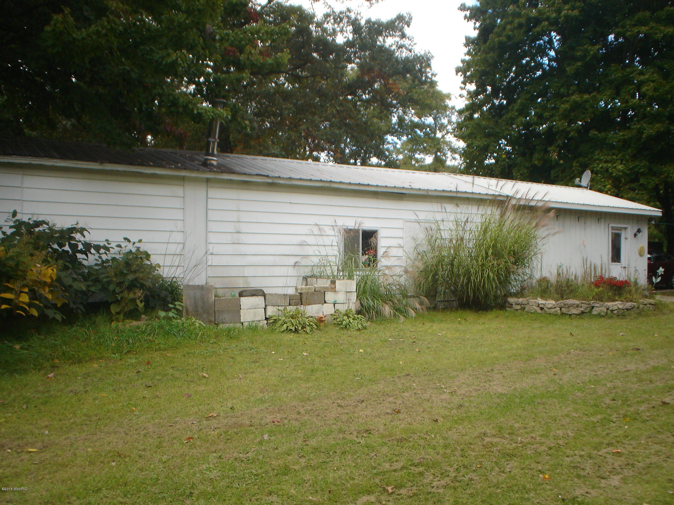 3465 West Giles Road Muskegon, MI 49445 - Photo 19 of 21 Side of Garage