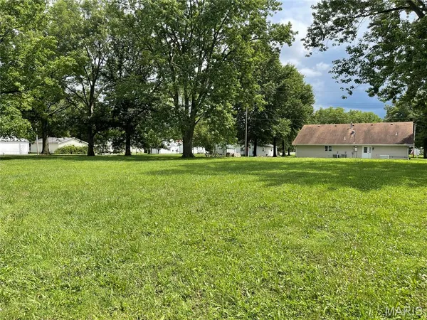 $20,000 | 206 East Pocahontas Road, Highland, IL 62249