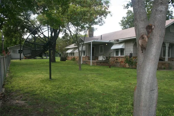 a view of a house with a backyard