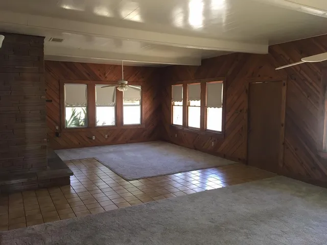 a view of empty room with window