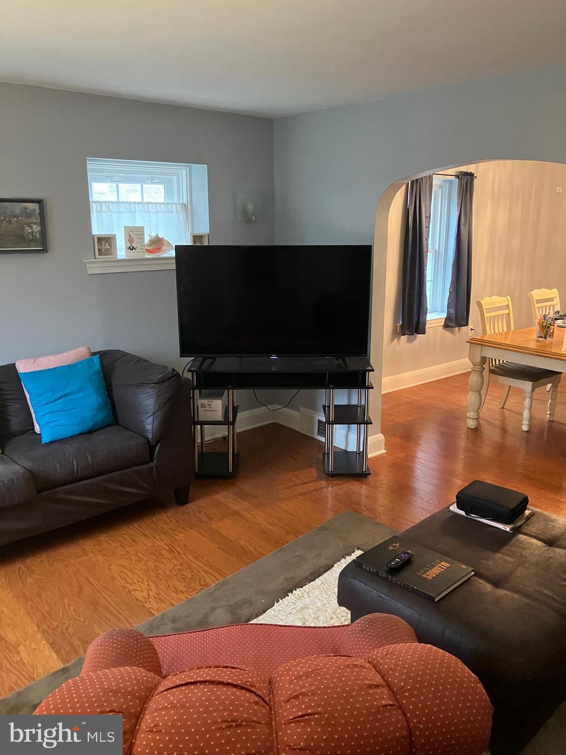 5111 Underwood Road Baltimore, MD 21212 - Photo 3 of 20 a living room with furniture and a flat screen tv
