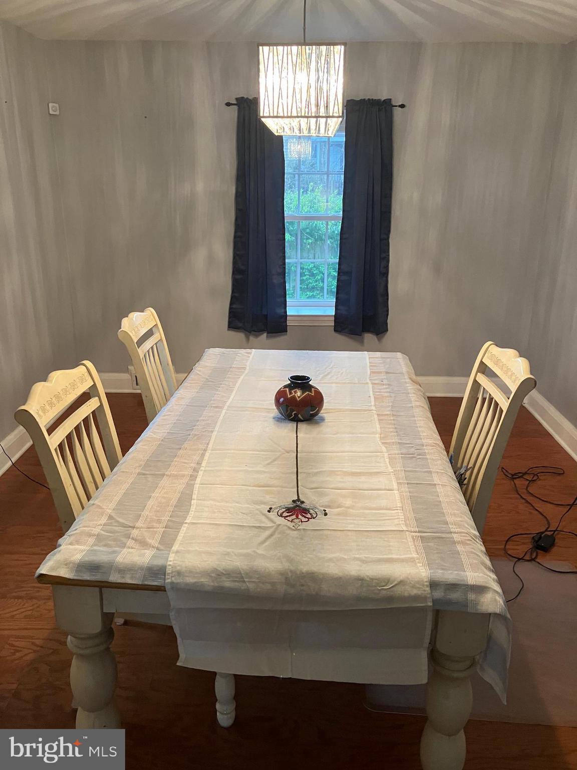 5111 Underwood Road Baltimore, MD 21212 - Photo 4 of 20 a close view of dining table