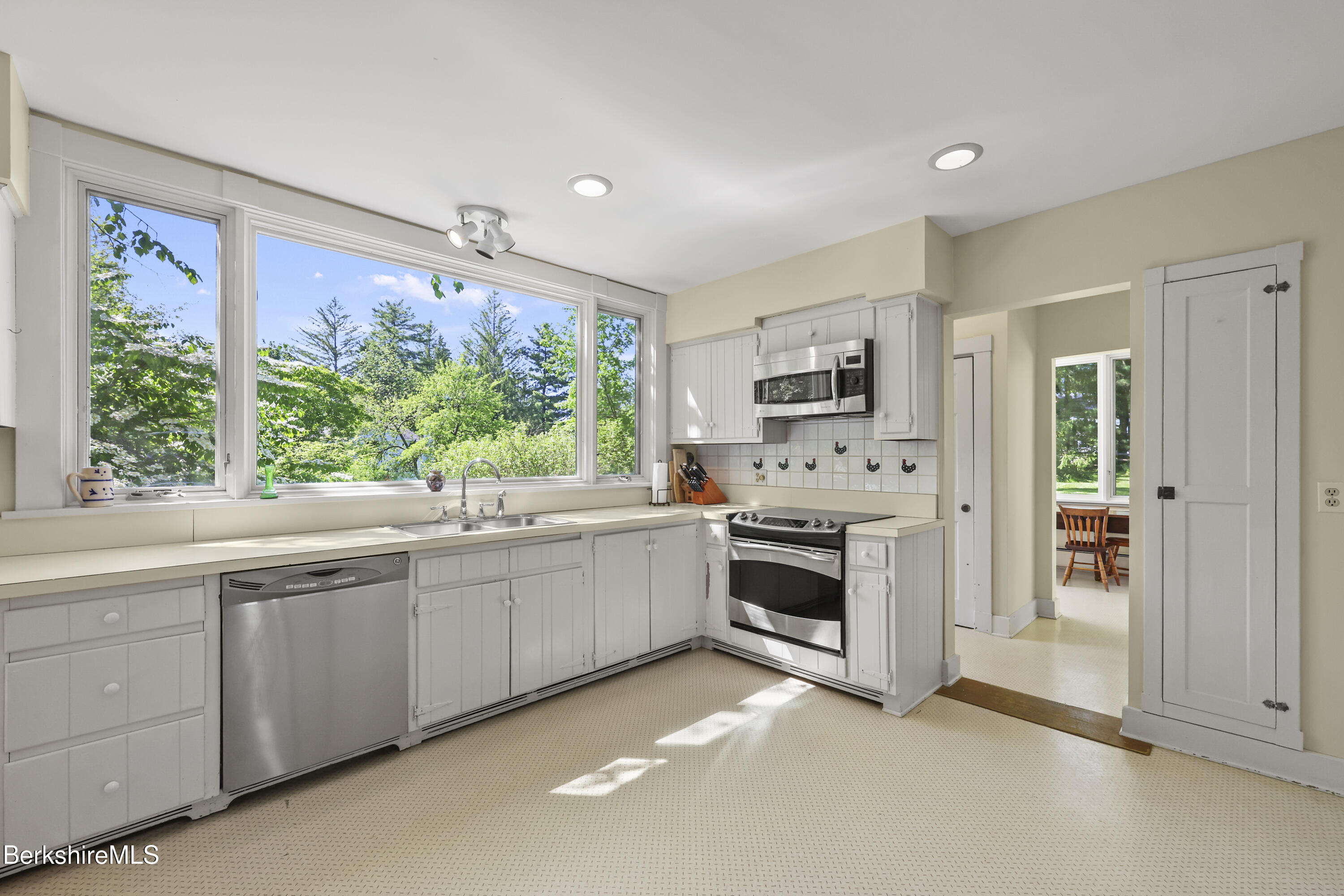 214 Gale Road Williamstown, MA 01267 - Photo 30 of 96 Kitchen to breakfast nook