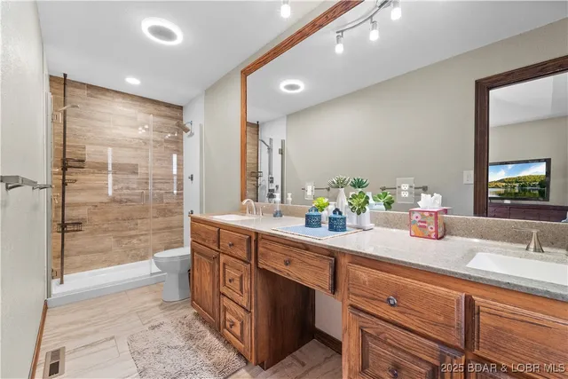 $699,900 | 261 Shell Bay Circle, Linn Creek, MO 65052