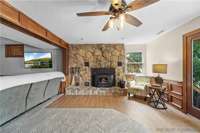 $699,900 | 261 Shell Bay Circle, Linn Creek, MO 65052