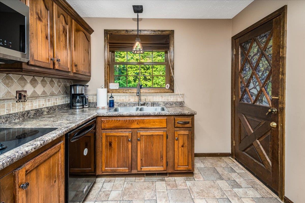 9 Cole Road Derry, NH 03038 - Photo 15 of 58