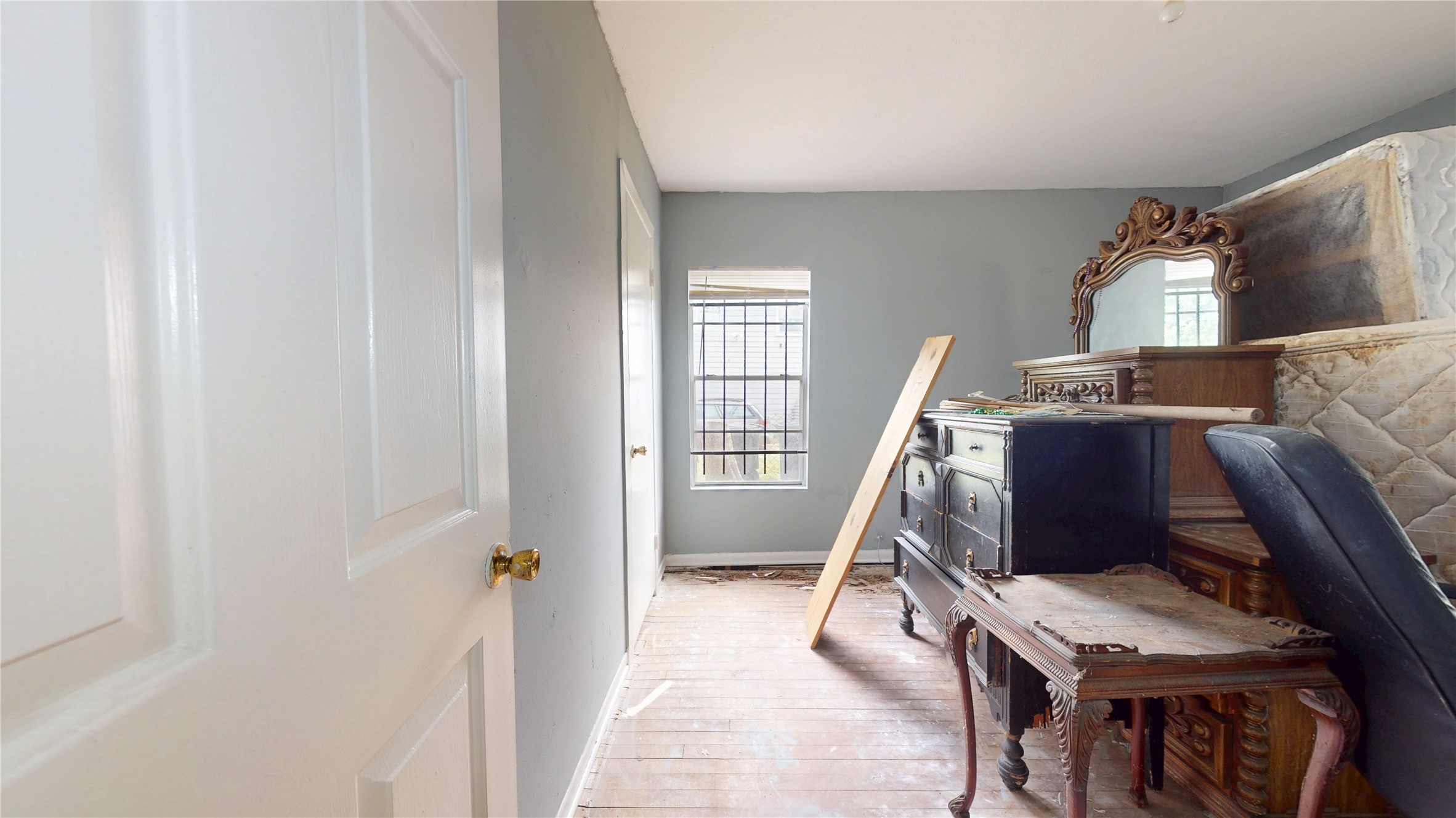 6604 Conley Street Houston, TX 77021 - Photo 22 of 28 a room with furniture and a window