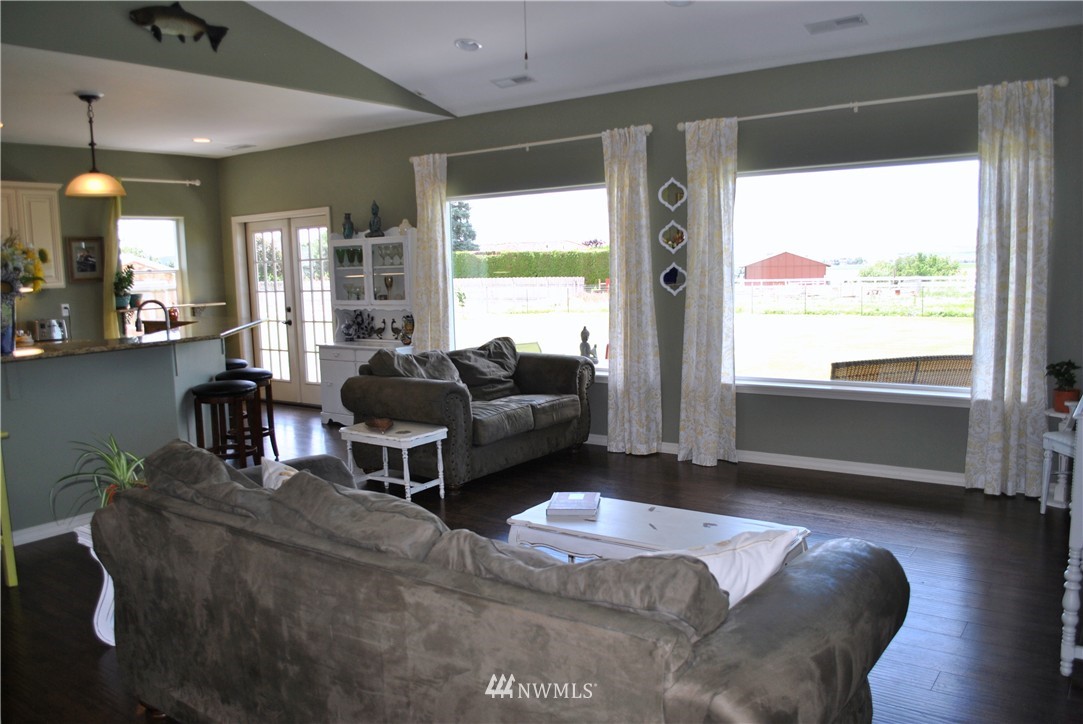 868 South Highland Road Othello, WA 99344 - Photo 2 of 24
