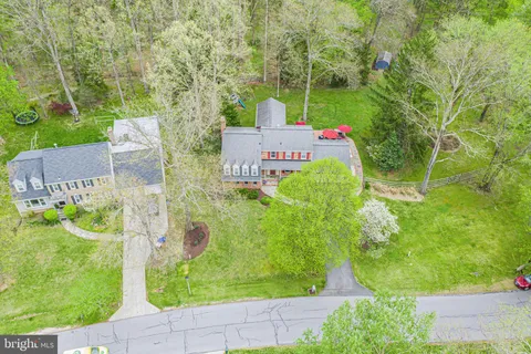 a sign that is sitting on a brick wall